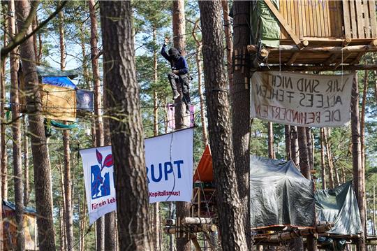 Das Protestcamp darf laut Gericht zunächst bleiben. Dagegen hat die Brandenburger Polizei Beschwerde eingereicht.