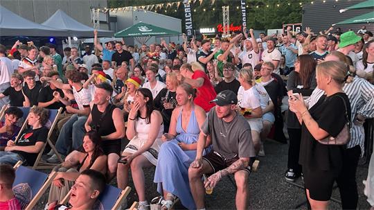 Das Public Viewing in Bad Harzburg war – obwohl das Spiel erst um 22 Uhr angepfiffen wurde und es Donnerstag war – gut besucht.
