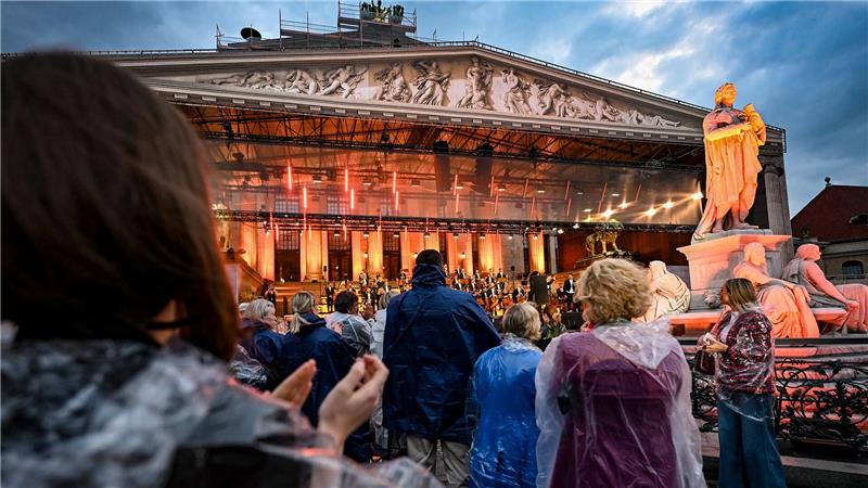Das Publikum applaudiert beim Abschluss vom „Classic Open Air“ auf dem Gendarmenmarkt in Berlin.
