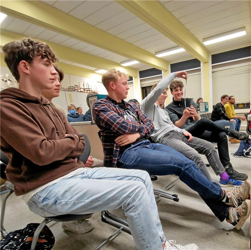 Chemie-Show in der RKS bietet feurigen Abschluss des Workshops Das Publikum hat Spaß mit der intelligenten Knete. Sie dehnt sich wie Kaugummi, wenn man sie langsam zieht. Man kann sie aber auch ruckartig zerreißen wie Papier. Foto: Knoke