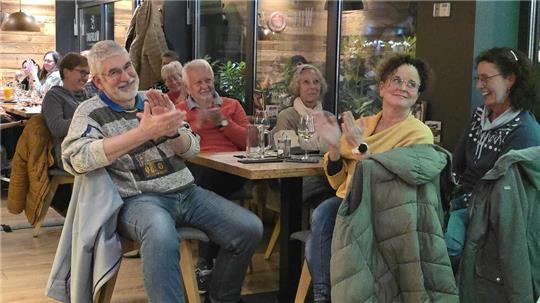 Das Publikum im Wildfang liefert den Comedians Beifall.