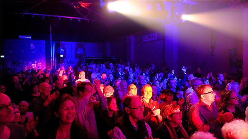 Das Publikum im ausverkauften Kulturkraftwerk ist begeistert. Foto: Zietz