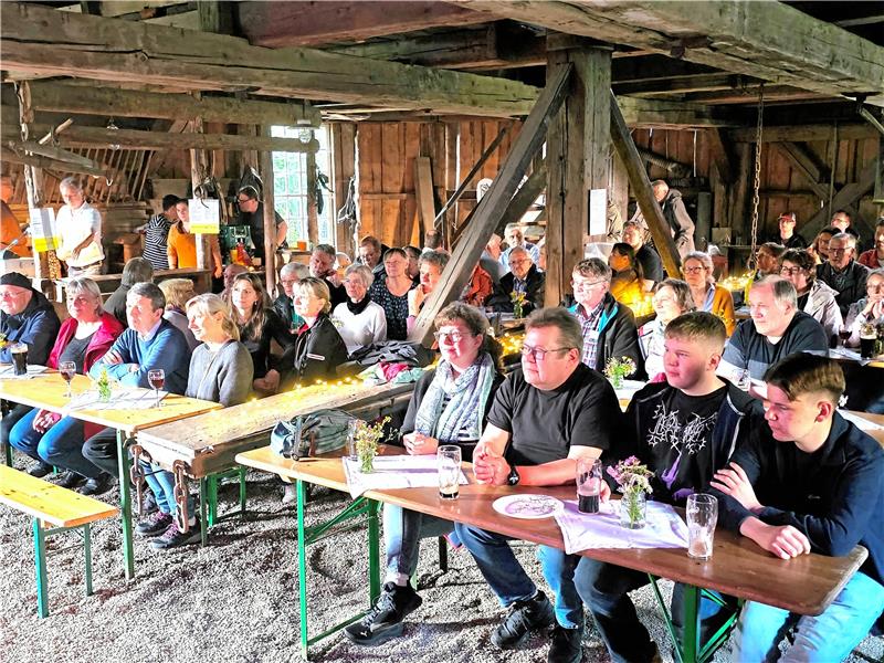 Mary’s Bard im Oberharz: „Ich mache Musik, wie es mir gefällt“ Das Publikum im voll besetzten Gaipel folgt Jan Finkhäuser aufmerksam und beginnt später den flotten Rhythmus von Pop-Songs mit zu klatschen. Foto: Weiss