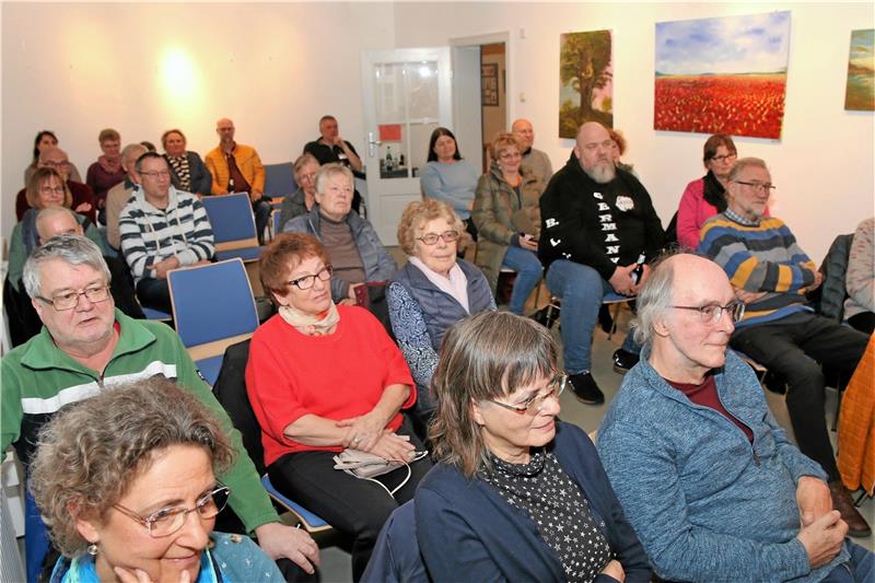 Bernd Krage-Sieber teilt ordentlich aus Das Publikum in der Lewer Däle lauscht konzentriert darauf, was der Kabarettist Bernd Krage-Sieber zu sagen hat. Foto: Leifeld
