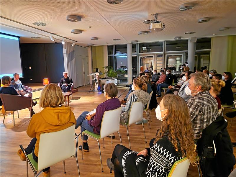 Ausstellung in Rehaklinik: „Meine Finger denken nicht, sie machen“ Das Publikum ist live dabei, wie Birgitta Below, Robin Hermann und Marc Sander (vorn von links) im Rehazentrum einen Podcast aufnehmen. Foto: Knoke