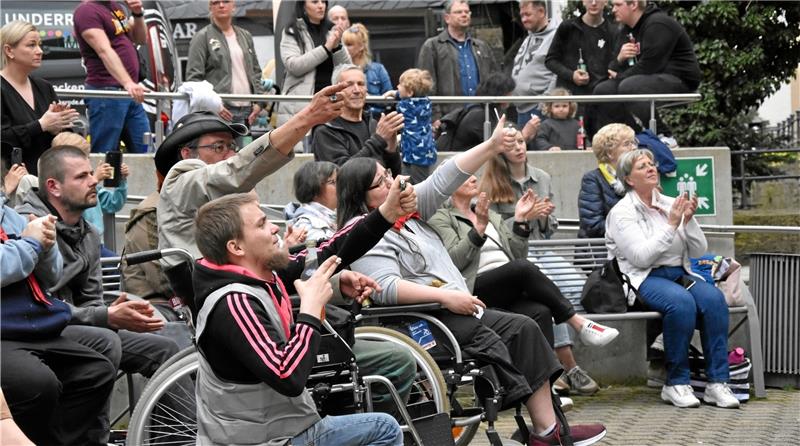 Soccer und Kulturfest für Menschen mit und ohne Behinderung Das Publikum jubelt den Bands zu. Foto: Hartmnann