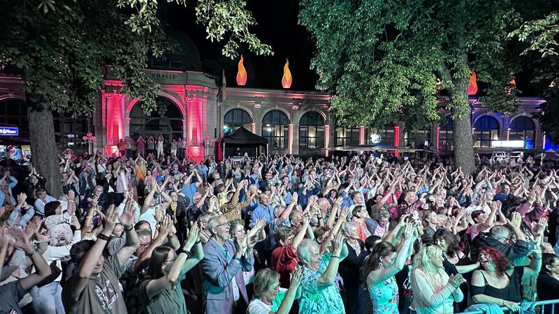 Das Publikum klatscht, jubelt und singt bei den meisten Songs laut mit.