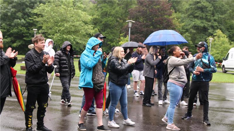 Das Publikum lässt sich durch den Regen nicht verprellen.