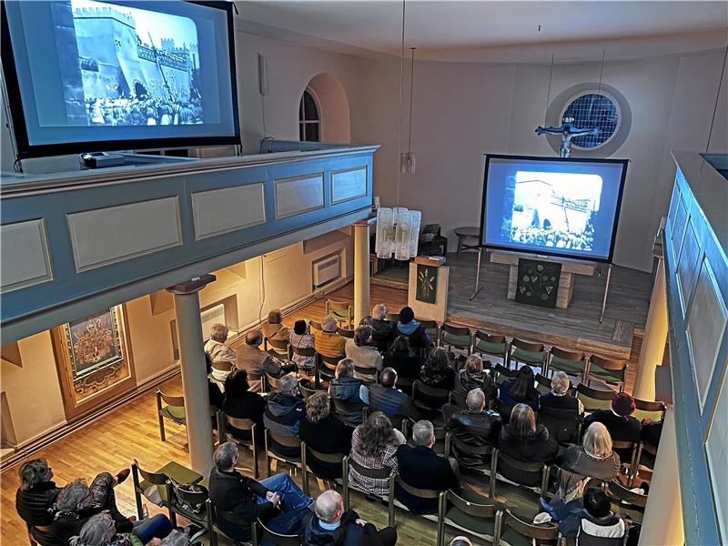 Westerode: Kirche wird zum besonderen Kino Das Publikum verfolgt die Stummfilme auf großen Leinwänden. Fotos: Schlegel