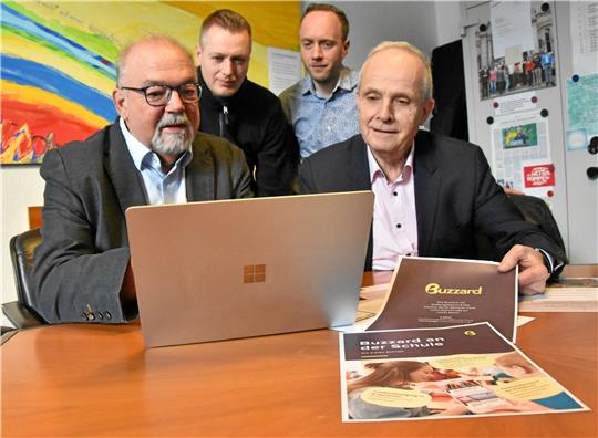 Das RG-Trio Hans-Peter Dreß, Andreas Sachtleben und Michel Langlotz testen zusammen mit Elternvereins-Chef Thomas Brych das Buzzard-Angebot.  Foto: Roß