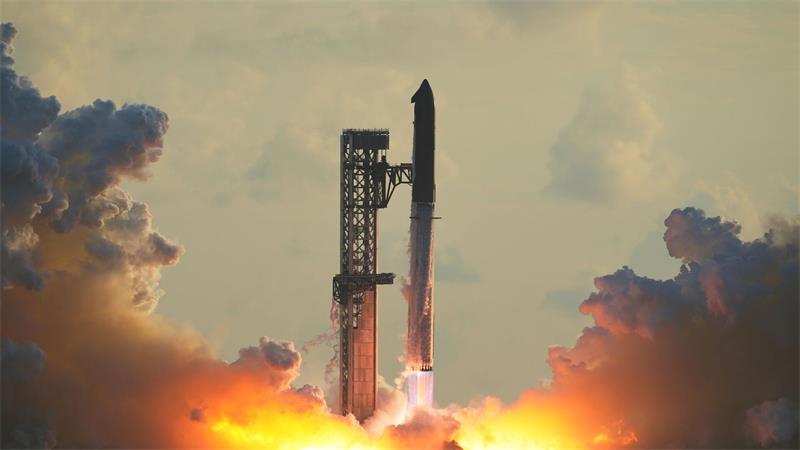 Das Raketensystem „Starship“ von SpaceX startet von Starbase in Texas zu einem Testflug.