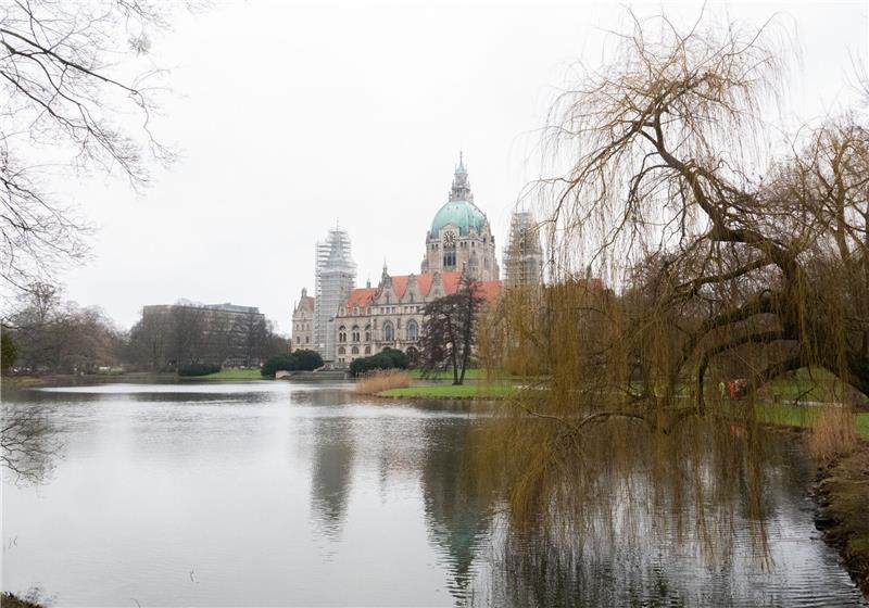 Das Rathaus Hannover bei regnerischem Wetter.