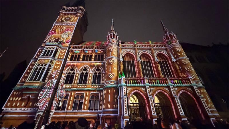 Das Rathaus in Braunschweig wird erstrahlt. 