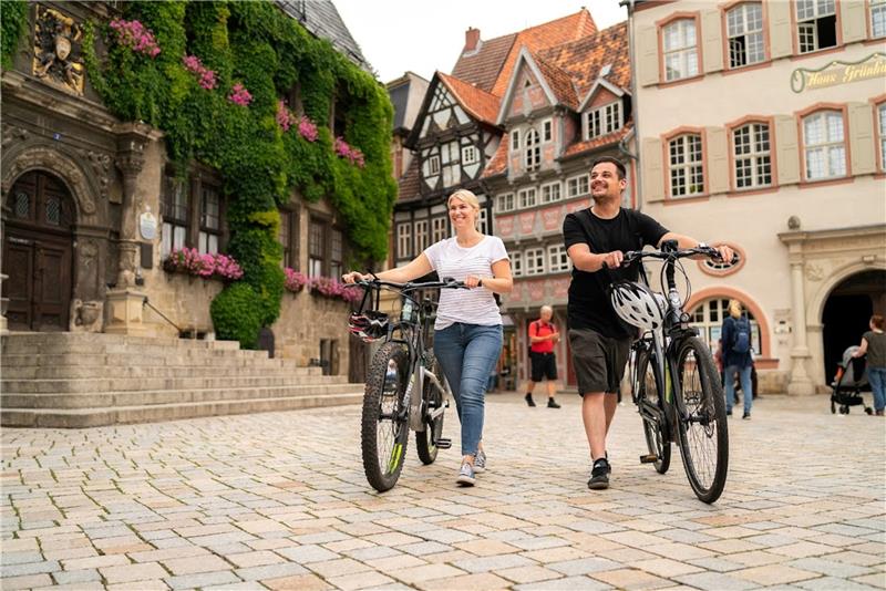 Der Harz als Bike-Paradies für Genießer Das Rathaus in Quedlinburg gehört zu den kulturellen Sehenswürdigkeiten im „Bike-Paradies“ Harz. Foto: L. Weber