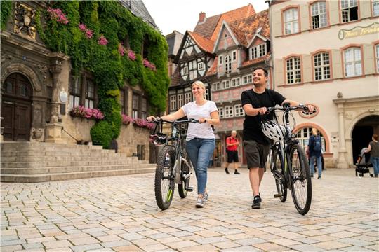 Das Rathaus in Quedlinburg gehört zu den kulturellen Sehenswürdigkeiten im „Bike-Paradies“ Harz.  Foto: L. Weber