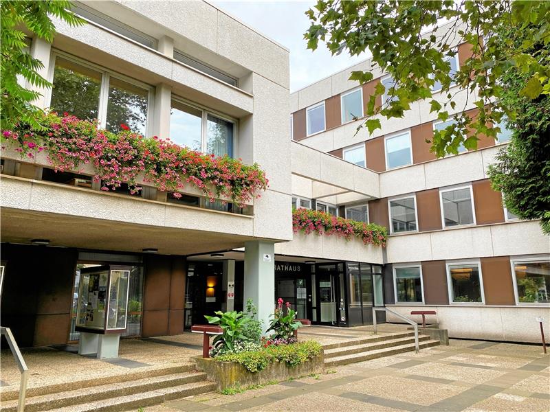 Ohne die B4 gäbe es dieses Rathaus in Bad Harzburg nicht Das Rathaus in der Forstwiese, wie es die Bad Harzburger seit einem halben Jahrhundert kennen. Die Geburtstagstorte (links) hat der Bürgermeister bei Café Peters geordert. Fotos: Schlegel/Archiv Ahrens