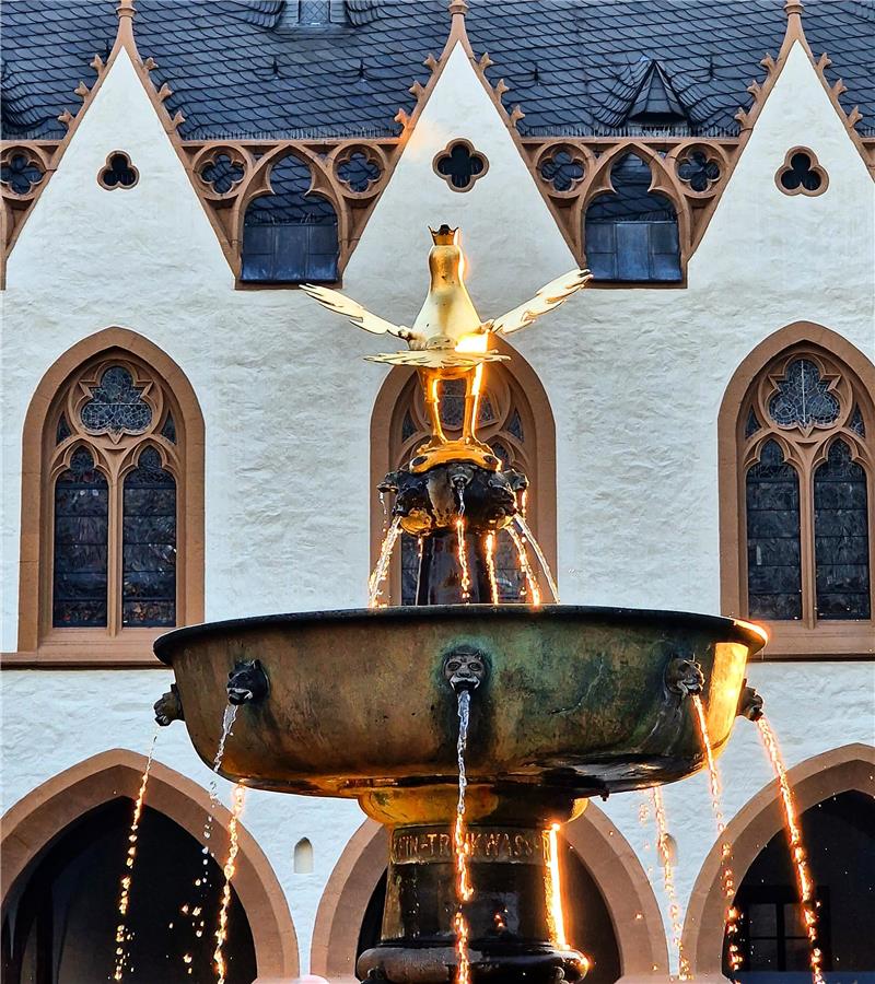 Das Rathaus von vorne, mit dem Adler.