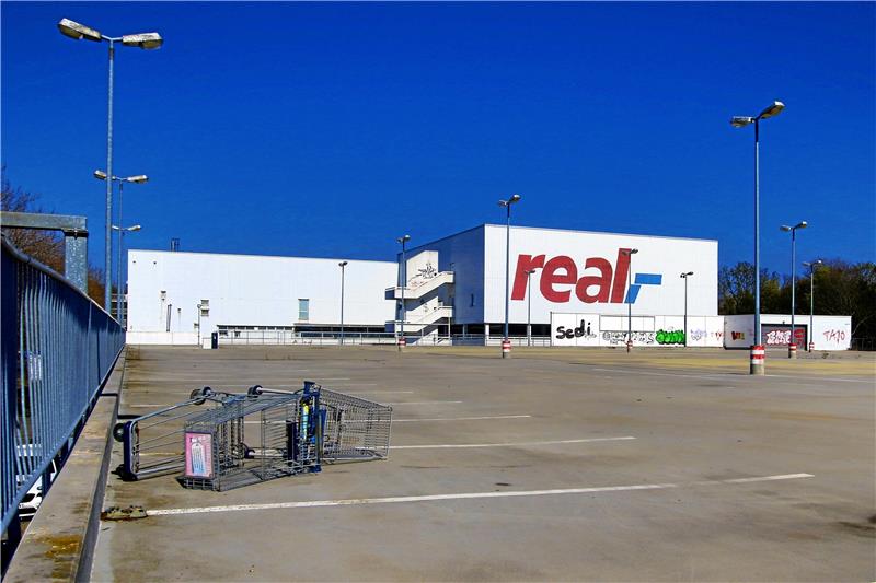 Das Real-Logo ist ebenso wie das gesamte Gebäude samt Parkpalette bald Geschichte. Im Gewerbegebiet Gutenbergstraße will die Edeka Minden-Hannover einen Marktkauf ansiedeln, der bis Ende 2023 an den Start gehen soll. Die Bagger könnten schon in Juni anrollen. Archivfoto: Epping