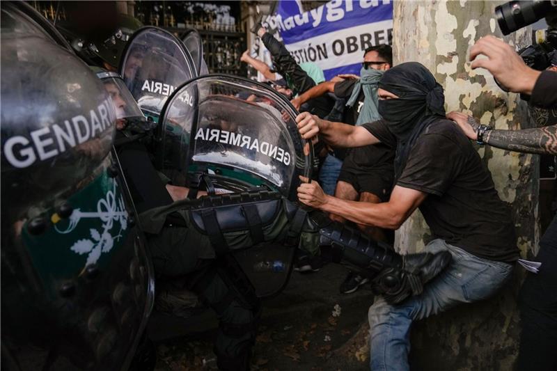 Krawalle in Argentinien wegen Debatte über Gesetzespaket Das Reformpaket des neuen Präsidenten Javier Milei sorgt für Krawalle. Es überträgt Teile der Gesetzgebungsgewalt für zwei Jahre auf die Regierung und ermöglicht die Privatisierung zahlreicher Staatsbetriebe.