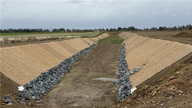Das Regenrückhaltebecken ist 300 Meter lang.