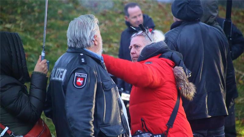 Das Regenwetter ist eine Mammutaufgabe für die Maskenbildner.