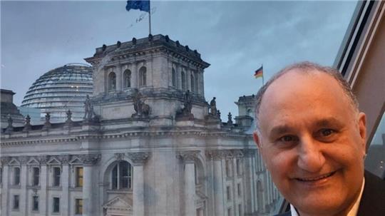 Das Reichstagsgebäude in Sichtweite: Reza Asghari bei einem Besuch in Berlin.