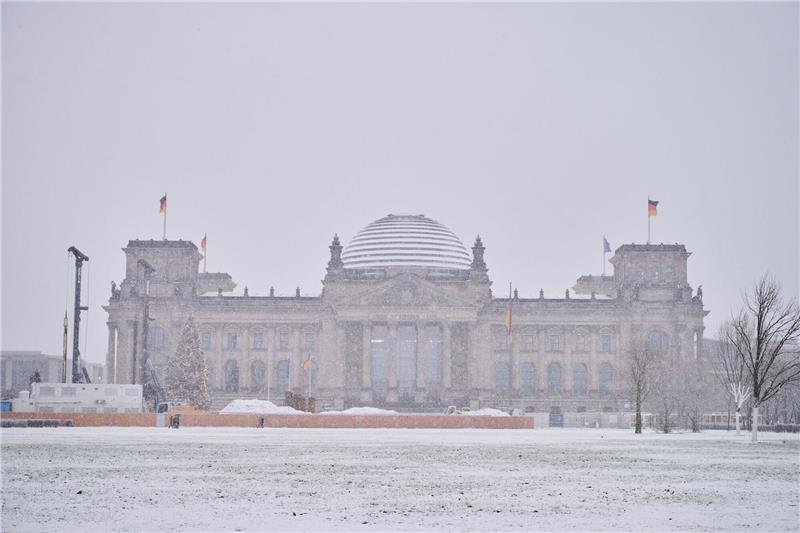 Kälte und Schnee bringen den Winter zurück Das Reichstagsgebäude ist mit Schnee bedeckt.