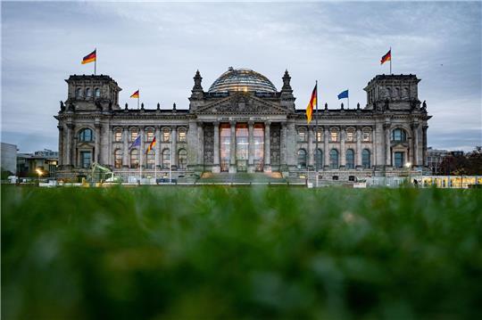 Das Reichstagsgebäude mit dem Bundestag in Berlin.