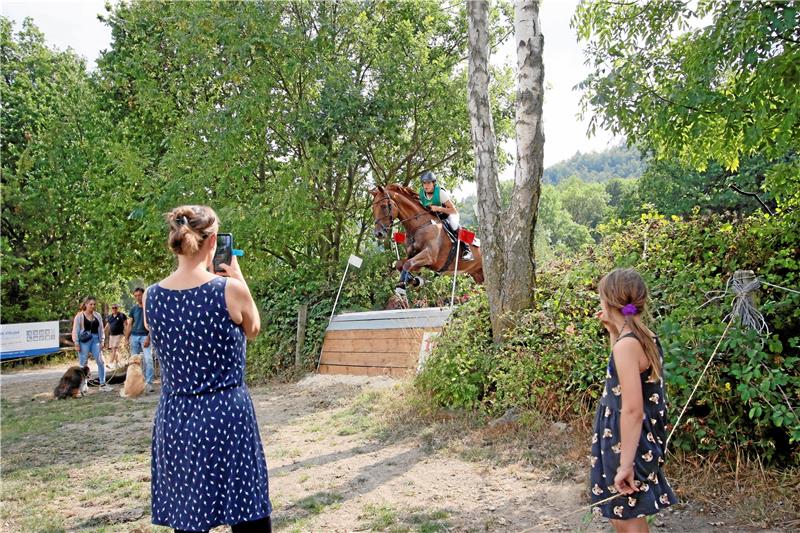 Vielseitigkeitsmeeting: Siege für Knüppel, Brandt und Romeike Das Reitturnier lockt auch in diesem Jahr wieder viele Zuschauer aus. Die Pferde und Reiter ist ein gern gesehenes Fotomotiv. Foto: Epping