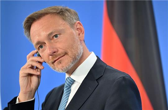 Das Ressort von Bundesfinanzminister Christian Lindner sieht für die kommenden Jahre noch  haushaltspolitischen «Handlungsbedarf».