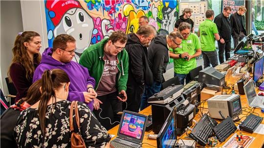Das Retro-Computer-Festival in Paderborn lockt Tausende von Menschen. Axel Ehrich (hellgrünes Shirt) zeigt den Besuchern seine Sammlerstücke.