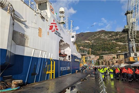 Das Rettungsschiff «Geo Barents» liegt im Hafen von Salerno.