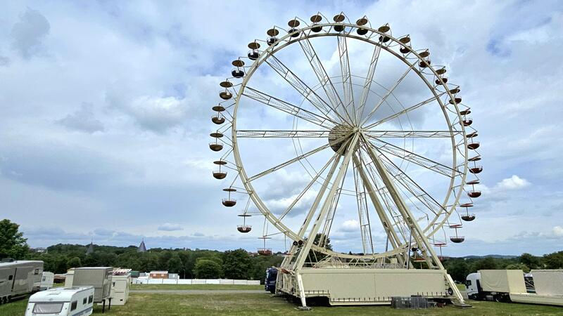Das Riesenrad „Mon Amour“ ist bereits auf dem Osterfeld aufgebaut.