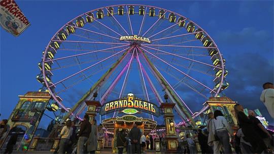 Beleuchtetes Riesenrad zur Blauen Stunde. 