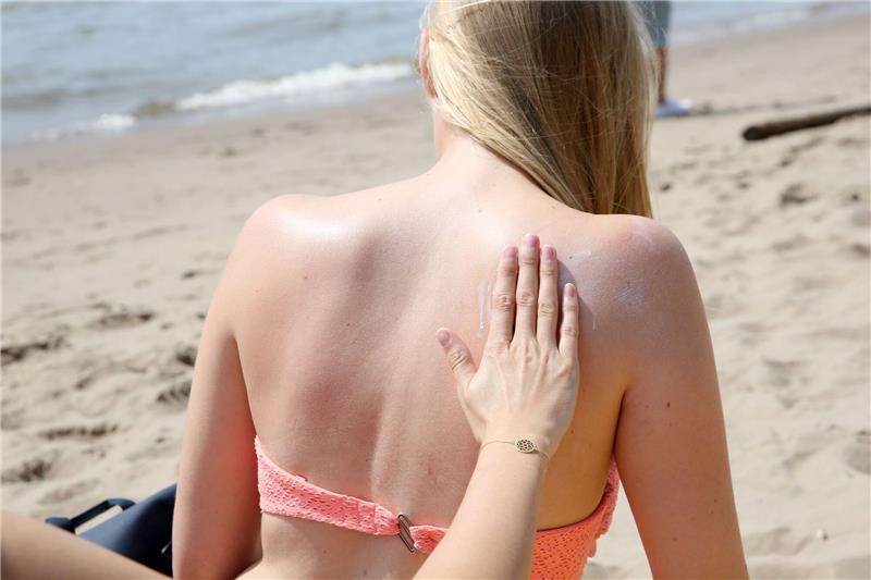 Sommer-Zeit ist Sonnenschutz-Zeit «Das Risiko, einen Sonnenbrand zu bekommen, ist abhängig vom Sonnenstand und in den Sommermonaten von Juni bis August sowie in der Mittagszeit zwischen 11 und 15 Uhr besonders hoch», sagte der Dermatologe Mark Berneburg der Deutschen Presse-Agentur.