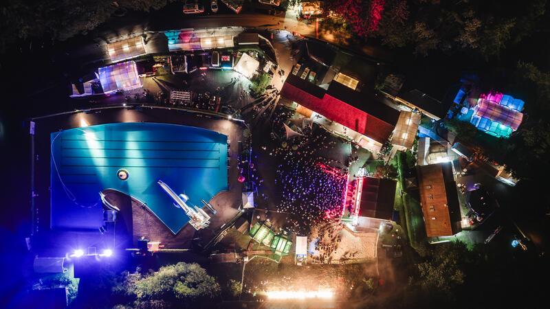 Das Geheimnis um den Headliner ist gelüftet Das Rock am Beckenrand ist auch von oben ein imposanter Anblick.