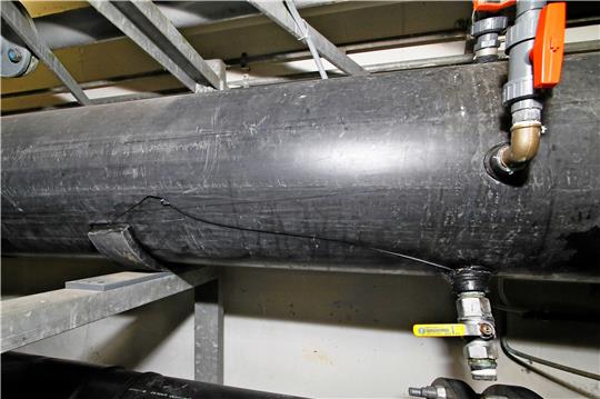 Das Rohr, das das Wasser in die großen Schwimmbecken des Aquantic-Freibades leitet, wurde stark beschädigt. Der Riss ist deutlich sichtbar. Foto: Epping