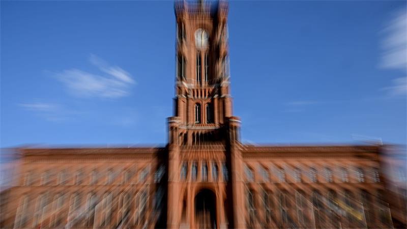 Rot-Grün-Rot in Berlin auf Koalitions- und Enteignungskurs Das Rote Rathaus in Berlin-Mitte ist Amtssitz des Regierenden Bürgermeisters oder der Regierenden Bürgermeisterin. (Archivbild)