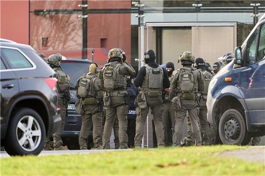 Das SEK bespricht sich bei der Vorbereitung zum Zugriff in Montabaur.