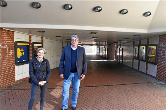 Das SPD-Ratsduo Elke Brummer und Stefan Eble fordert von der Stadt ein Konzept für die Instandhaltung der Unterführung am Bahnhof. Foto: Roß