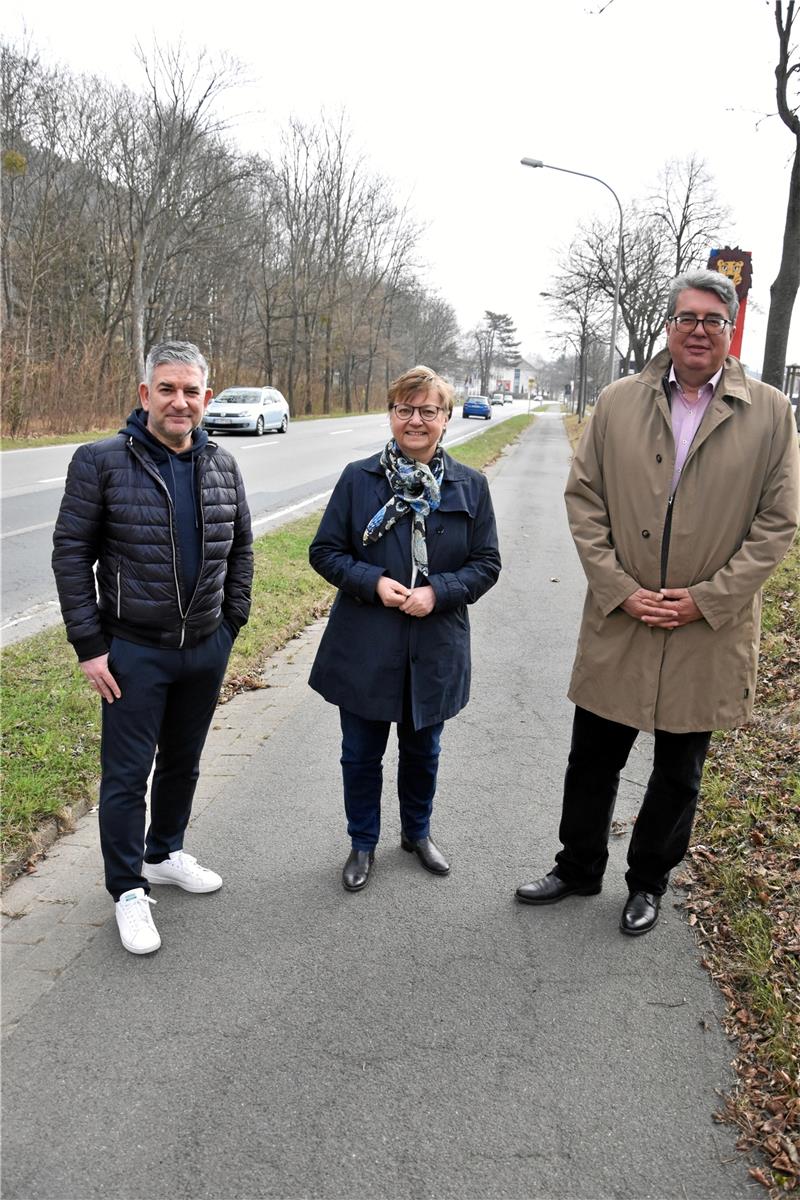 Baupläne für zwei wichtige Goslarer Radwege Das SPD-Trio Torsten Röpke, Frauke Heiligenstadt und Stefan Eble (v. li.) hat sich für die Sanierung des B 498-Radwegs in Oker stark gemacht. Foto: Roß