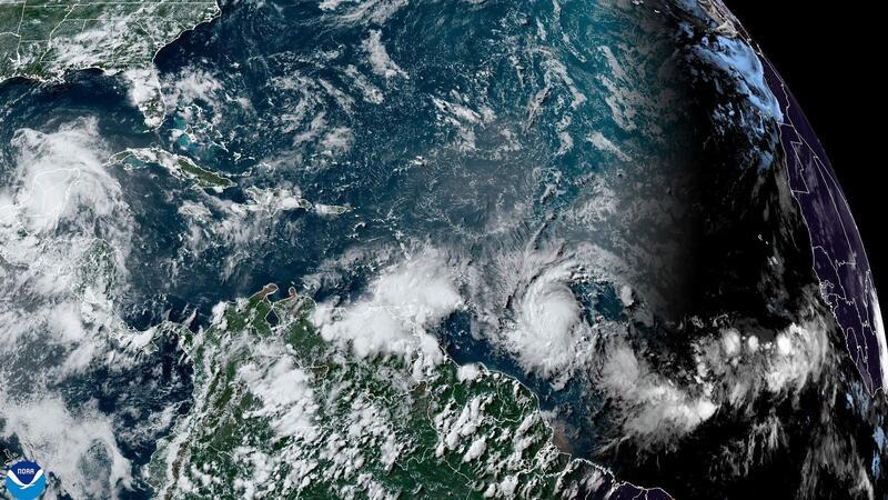 Erster Hurrikan der Saison im Atlantik verstärkt sich Das Satellitenbild der National Oceanic and Atmospheric Administration (NOAA) zeigt den Hurrikan „Beryl“.