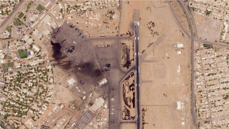 Evakuierung von Deutschen aus Sudan zunächst abgebrochen Das Satellitenfoto vom 17. April zeigt beschädigte Flugzeuge, darunter ein brennendes, auf dem Flughafen von Khartum.