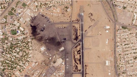Das Satellitenfoto vom 17. April zeigt beschädigte Flugzeuge, darunter ein brennendes, auf dem Flughafen von Khartum.