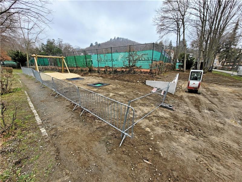 Das Schaukelgerüst steht, Trampoline sind in den Boden eingelassen. Bis der Spielplatz am Stadtpark wieder genutzt werden kann, dauert es aber noch etwas. Foto: Exner