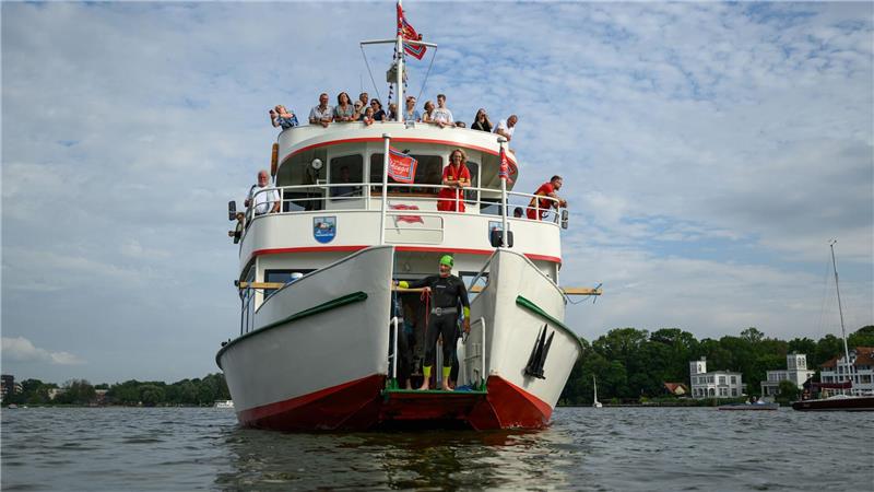 Auf Rekordkurs: Schwimmer ziehen 100-Tonnen-Schiff durch See Das Schiff „Bad Zwischenahn“ wiegt nach Angaben der Reederei Ekkenga fast 100 Tonnen.
