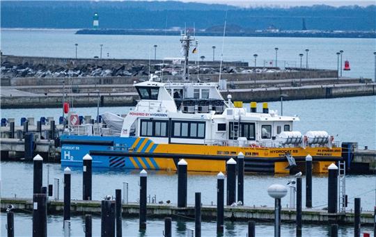 Das Schiff «Hydrocat 55» liegt im Stadthafen von Sassnitz.