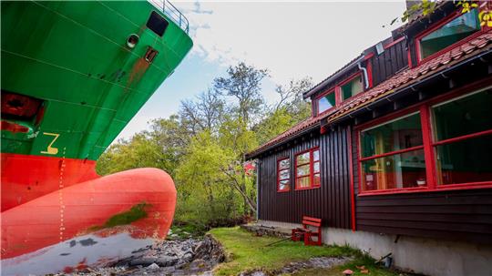 Das Schiff hätte beinahe ein Haus im norwegischen Trondheimsfjord gerammt.