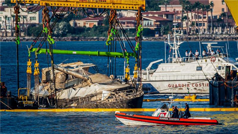 Luxusjacht „Bayesian“ aus dem Meer geborgen Das Schiff ist zwar verschmutzt, zeigt aber bislang keine gravierenden Schäden am Rumpf.