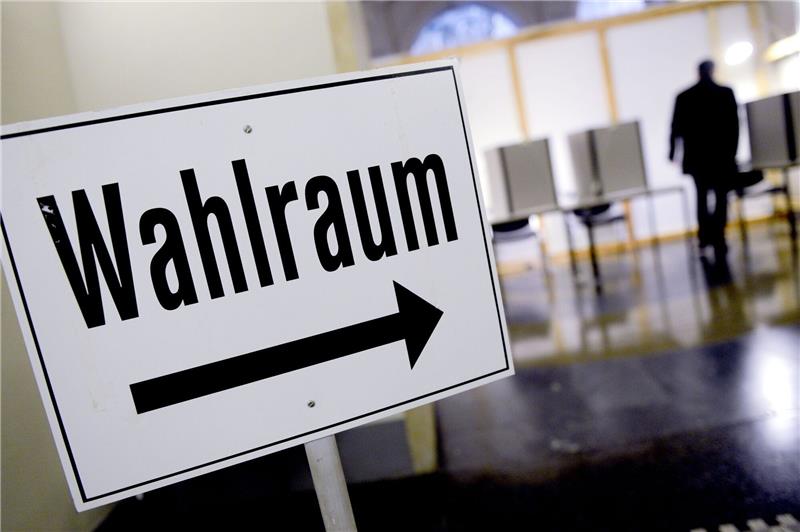 CDU in Niedersachsen vor der SPD: AfD legt zu Das Schild «Wahlraum» steht im neuen Rathaus in Hannover (Niedersachsen) vor dem Raum zur Briefwahl bereit.